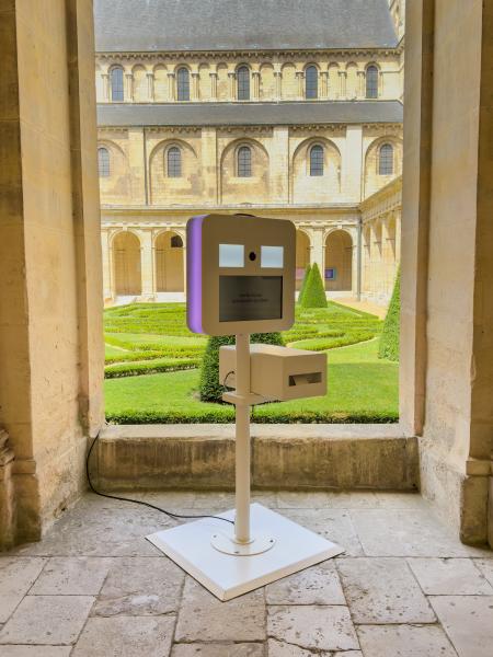 Télécharger le catalogue BORNE SELFIE BLANCHE - SELFY - DNP - évènementiel en Normandie